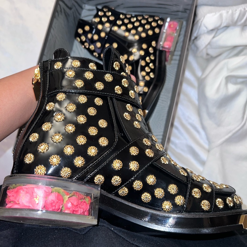 💗🥳sale! Authentic Alexander McQueen Black and Gold Studded Ankle Boots